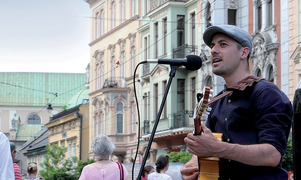 François Martineau niemal od samego początku, gdy przybył pod Wawel, śpiewa na ulicach miasta. W lipcu wydał pierwszą płytę z najpiękniejszymi polskimi przebojami, przełożonymi na język  Moliera. Mówi, że są warte,  by poznał je świat.