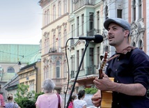 François Martineau niemal od samego początku, gdy przybył pod Wawel, śpiewa na ulicach miasta. W lipcu wydał pierwszą płytę z najpiękniejszymi polskimi przebojami, przełożonymi na język  Moliera. Mówi, że są warte,  by poznał je świat.