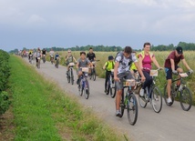 Coraz więcej rodzin wyrusza na wspólne rajdy rowerowe.