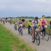 Coraz więcej rodzin wyrusza na wspólne rajdy rowerowe.