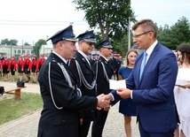 Zasłużeni strażacy otrzymali medale i odznaczenia.