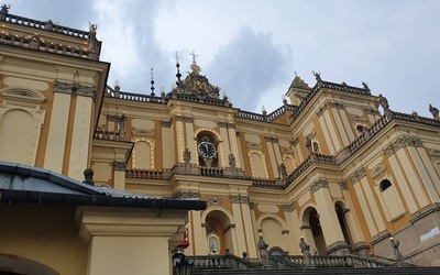 Prace nad elewacją wambierzyckiego sanktuarium trwają już od miesięcy. Efekty widać z daleka.