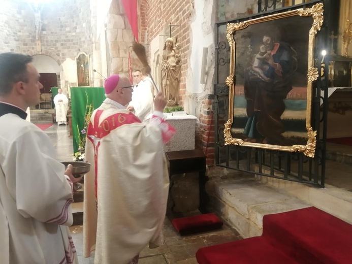 Biskup poświęcił obraz św. Józefa.