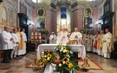 Eucharystia zgromadziła wielu kapłanów.