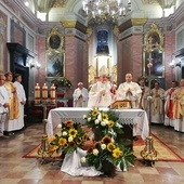 Eucharystia zgromadziła wielu kapłanów.