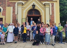 Większość grup wyruszających na jakubowy szlak rozpoczynała wędrówkę od Mszy św. w kościele św. Jakuba w Gdańsku-Oliwie. Na zdjęciu katecheci.