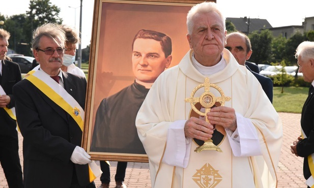 Relikwiarz niósł ks. prał. Józef Dobosz.