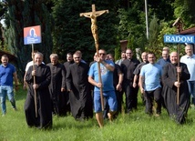 Przewodnicy i osoby odpowiedzialne za poszczególne służby pielgrzymki meldują gotowość wymarszu na Jasną Górę. 