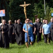 Przewodnicy i osoby odpowiedzialne za poszczególne służby pielgrzymki meldują gotowość wymarszu na Jasną Górę. 