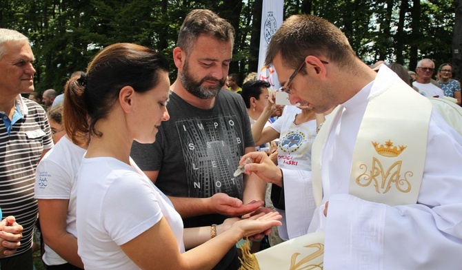 Małzonkowie, a szczególnie głowy rodzin prosiły księży o szczególne błogosławieństwo podczas namaszczania rychwałdzkim olejkiem radości.