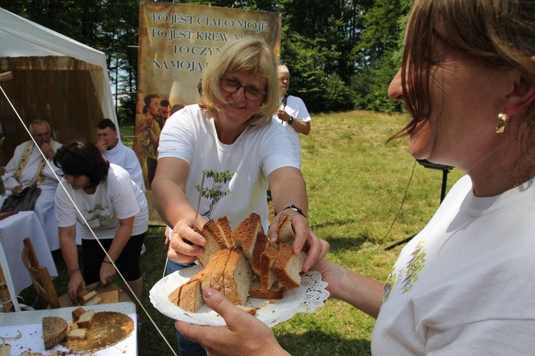 Jak co roku wspólnota "Krzew Winny" z Jawiszowic częstowała wszystkich domowym chlebem.