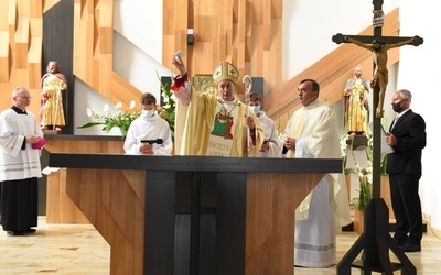 Złożenie relikwii św. Jana Pawła II pod mensą ołtarzową.