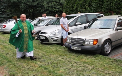 W radomskiej parafii pw. Miłosierdzia Bożego przy ul. Starokrakowskiej pojazdy święci proboszcz ks. Mirosław Kszczot.