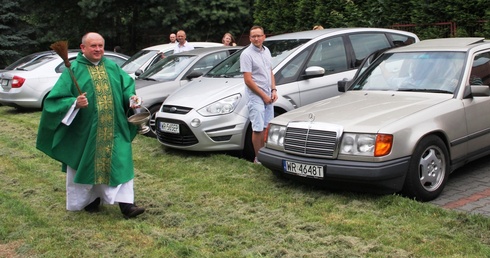 W radomskiej parafii pw. Miłosierdzia Bożego przy ul. Starokrakowskiej pojazdy święci proboszcz ks. Mirosław Kszczot.