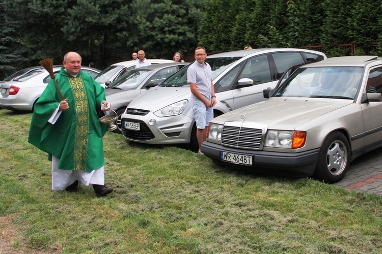 W radomskiej parafii pw. Miłosierdzia Bożego przy ul. Starokrakowskiej pojazdy święci proboszcz ks. Mirosław Kszczot.