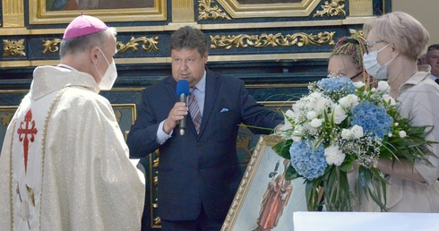 Ordynariusza radomskiego, podczas pierwszej wizyty w parafii, witali przedstawiciele parafii.
