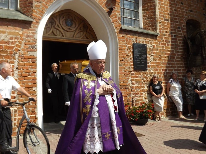 Przasnysz. Pogrzeb ks. prał. Tadeusza Niestępskiego