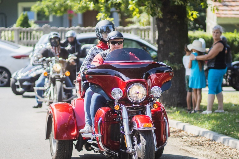 Parada motocyklowa i poświęcenie pojazdów w Marcinowicach