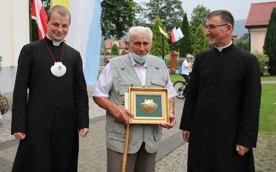 Od lewej: ks. Michał Styła, Stanisław Duszczyński i ks. proboszcz Krzysztof Moskal.