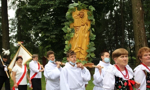 Procesja eucharystyczna podczas uroczystości odpustowej w Rzykach.