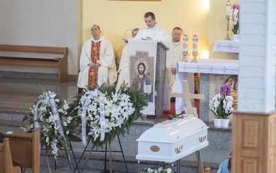 Msza św. pogrzebowa odbyła się w kościele parafialnym pw. Ducha Świętego w Świdnicy.