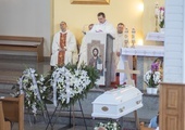 Msza św. pogrzebowa odbyła się w kościele parafialnym pw. Ducha Świętego w Świdnicy.