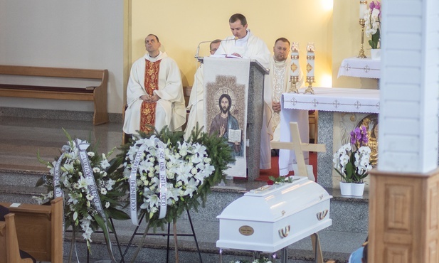 Msza św. pogrzebowa odbyła się w kościele parafialnym pw. Ducha Świętego w Świdnicy.