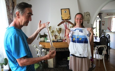 Dominika Putyra i jej tata prezentują sportowe trofea paraolimpijki z Bystrej Krakowskiej.