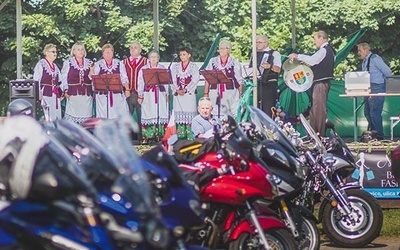 ▲	– Faceci na motorach i panie w sukienkach ludowych i koralikach  – to jest dopiero tolerancja – mówią organizatorzy.