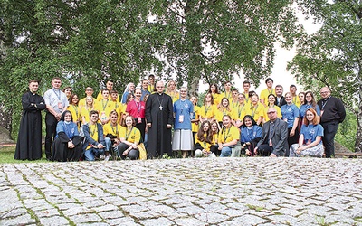 ▲	Wspólne zdjęcie uczestników z opiekunami i biskupem świdnickim.