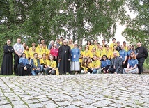 ▲	Wspólne zdjęcie uczestników z opiekunami i biskupem świdnickim.