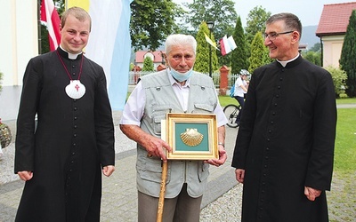 ▲	Laureat nagrody z proboszczem ks. Krzysztofem Moskalem (z prawej) i ks. Michałem Styłą.