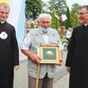 ▲	Laureat nagrody z proboszczem ks. Krzysztofem Moskalem (z prawej) i ks. Michałem Styłą.