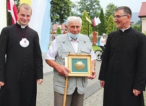 ▲	Laureat nagrody z proboszczem ks. Krzysztofem Moskalem (z prawej) i ks. Michałem Styłą.