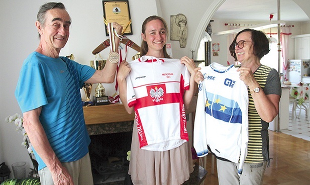 ▲	Olimpijka i jej dumni rodzice prezentują sportowe trofea.