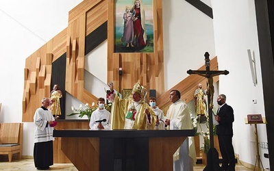 ▲	W ołtarzu zostały złożone relikwie św. Jana Pawła II.