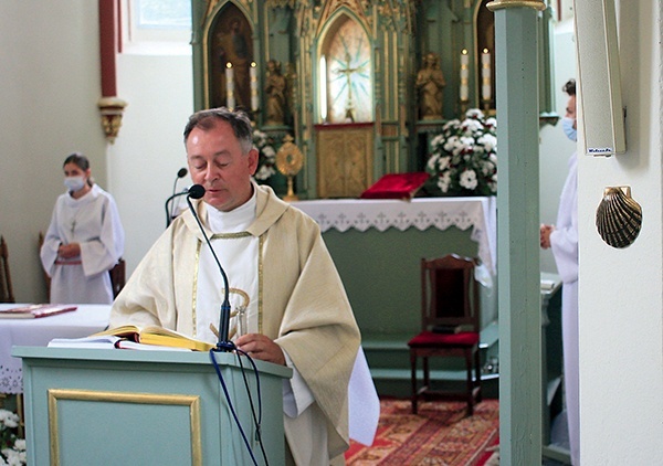 Ks. Piotr Sługocki odmawia modlitwę poświęcenia.