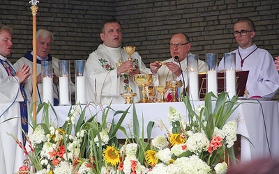 ▲	Na zakończenie odbyła się procesja eucharystyczna wokół kościoła parafialnego,  a później festyn.