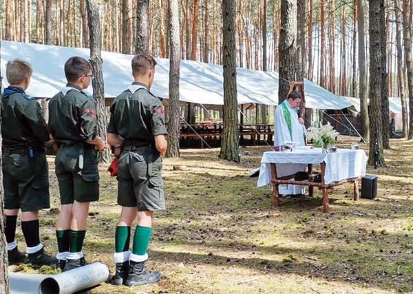 ▲	W niedziele uczestniczą we Mszach św. odprawianych przez kapelanów harcerstwa i zaprzyjaźnionych kapłanów.