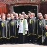 W płockiej komandorii formują się i działają 134 osoby. Na zdjęciu: przed kościołem z proboszczem.