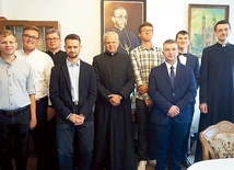 Kandydaci z zarządem. Trzeci z lewej wicerektor ks. Jacek Mizak, piąty z lewej rektor ks. Marek Adamczyk i pierwszy z prawej prefekt ks. Sławomir Czajka.