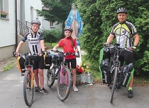 Pan Maciej, Maja i Karol przed wyjazdem z Mielna. Pokonali tego dnia 97 km.