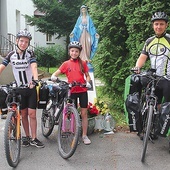 Pan Maciej, Maja i Karol przed wyjazdem z Mielna. Pokonali tego dnia 97 km.