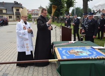 Sztnandar pobłogosławił ks. inf. Władysław Kostrzewa. Obok z prawej ks. proboszcz Zbigniew Kożuch. 