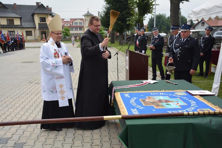 Sztnandar pobłogosławił ks. inf. Władysław Kostrzewa. Obok z prawej ks. proboszcz Zbigniew Kożuch. 