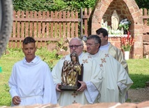 Figurę na Mszę św. wniósł ks. Henryk Kałuża, który również koncelebrował Najświętszą Ofiarę.