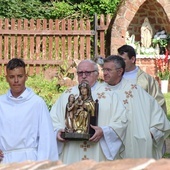 Figurę na Mszę św. wniósł ks. Henryk Kałuża, który również koncelebrował Najświętszą Ofiarę.