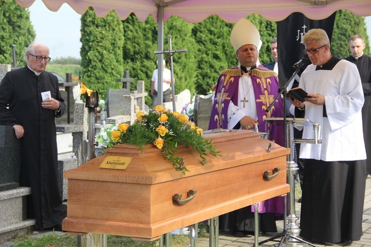 Wola Rogowska. Pogrzeb śp. ks. Teodora Szarwarka