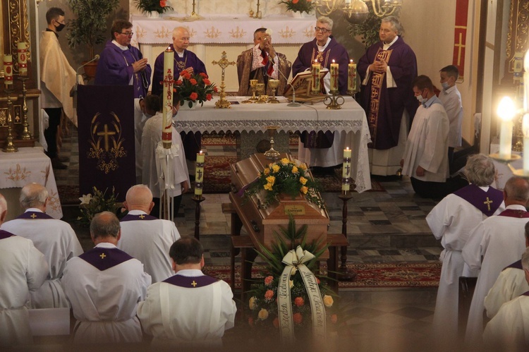 Wola Rogowska. Pogrzeb śp. ks. Teodora Szarwarka