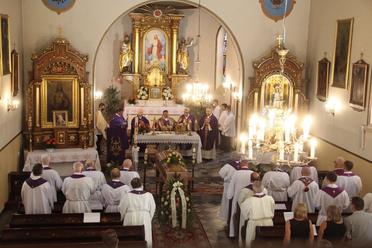 Wola Rogowska. Pogrzeb śp. ks. Teodora Szarwarka